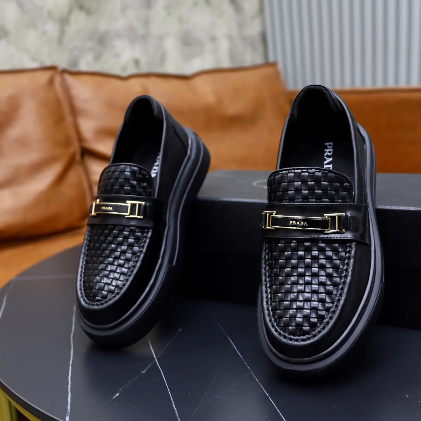 Ex-factory price: 500💰🙅‍♂️🙅‍♂️🙅‍♂️ Brand: PRADA Standard code: Men's code 38-44 (45 can be customized) Grade: Same style as the official website Original order quality Material: Original cowhide surface Comfortable lining Original outsole Style category: Men's fashionable casual leather shoes Distinguished big-name luxury elements Top luxury Color: Color of the actual picture